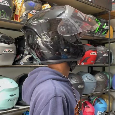 Tak Pakai Helm di Lampu Merah, Pemotor Ini Kaget Tiba-tiba Ada Polisi, Endingnya Malah Untung