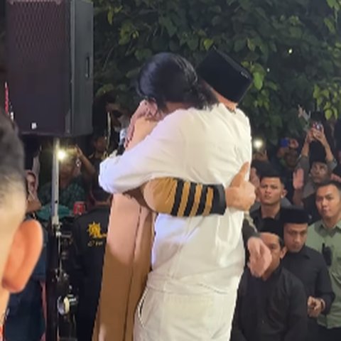 Gus Miftah Muncul Lagi, Mendadak Nangis di Panggung & Ada Momen Peluk Penyanyi Charly