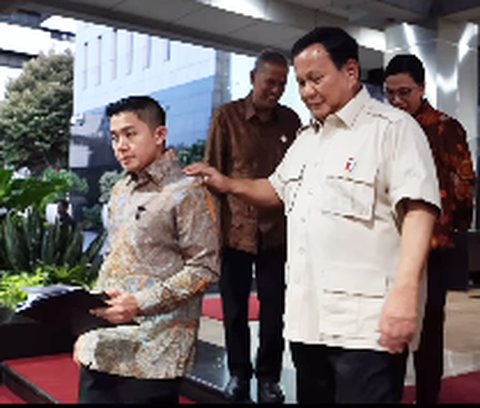 Prabowo Mau Turuni Anak Tangga Begini Sikap Perhatian Srimul, Mayor Teddy Siapkan Pundak