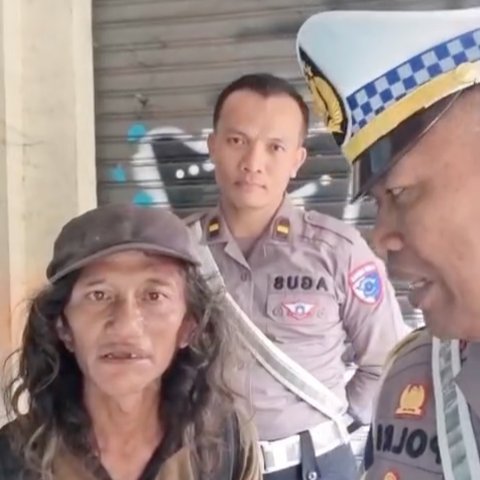 Dikira ODGJ Tidur di Dekat Tempat Sampah, Pria ini Ternyata Bukan Orang Sembarangan Sampai Bikin Polisi Baik Merasa Tertampar