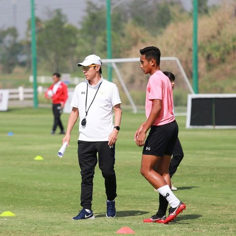 Pemain Timnas Rizky Ridho Bagikan Kenangan Manis Pose Manja STY Bersandar di Pundaknya