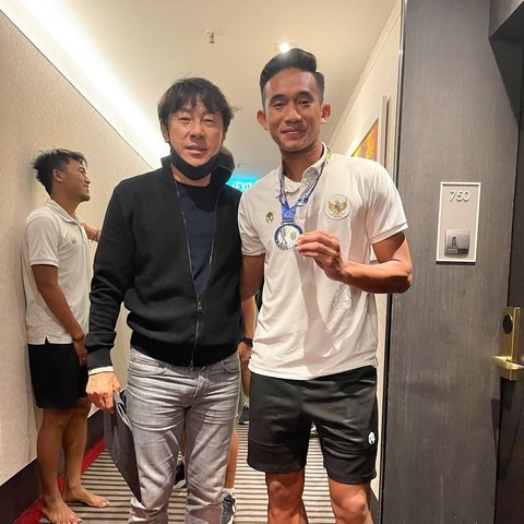 Pemain Timnas Rizky Ridho Bagikan Kenangan Manis Pose Manja STY Bersandar di Pundaknya