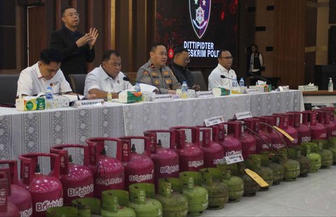 FOTO: Bareskrim Polri Bongkar Kasus Pengoplosan Ribuan Tabung Gas 3 Kg yang Bikin Negara Rugi Miliaran Rupiah