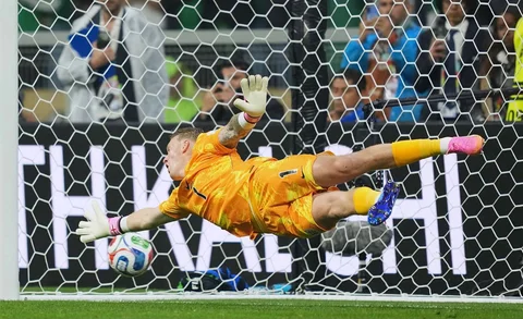 Kiper Inggris Jordan Pickford gagal menghentikan tendangan penalti Raul Jimenez dari Meksiko yang mencetak gol kedua timnya dalam pertandingan sepak bola babak 16 besar Piala Dunia antara Meksiko dan Inggris di Mexico City, Minggu, 5 Juli 2026.