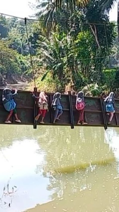 Momen Bertaruh Nyawa Pelajar SD di Sukabumi, Bergelantungan di Jembatan Hampir Putus Seberangi Sungai Demi Sekolah