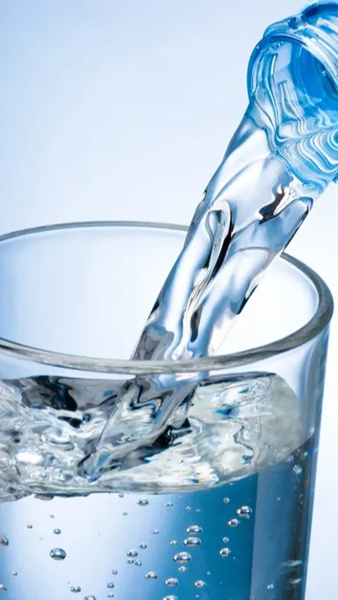 Mengapa Air Minum di Indonesia Disebut Air Putih Meskipun Warnanya Bening?