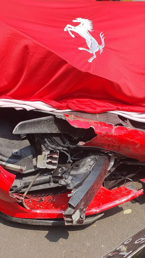 Polisi Ganti Sarung Penutup Ferrari Merah Tabrak 5 Kendaraan, Kini Ditambah Lakban Tiap Sisinya
