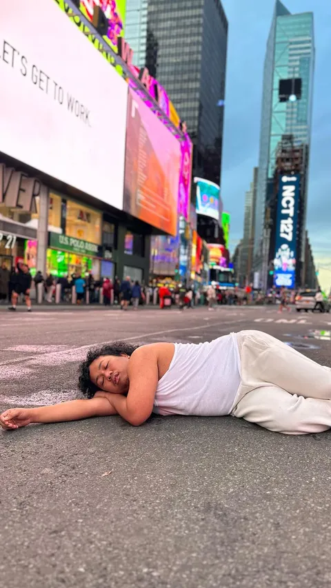 Ada-Ada Saja Kelakuan Marshel Widianto, Tiduran Pakai Singlet di Jalanan New York
