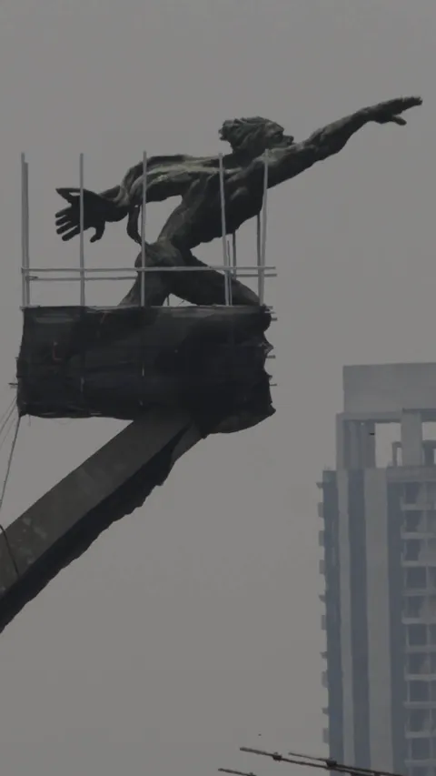 FOTO: Pemprov DKI Bersihkan Patung Pancoran Setelah 9 Tahun