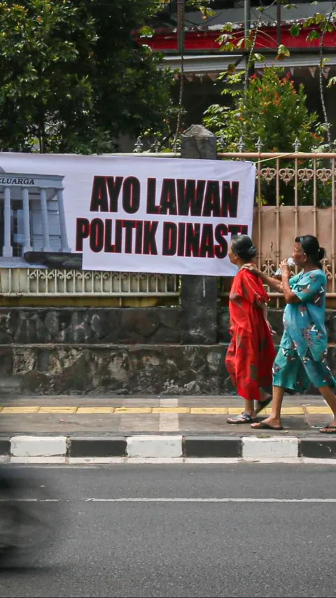 FOTO: Penampakan Spanduk Lawan Politik Dinasti Bertebaran di Jakarta