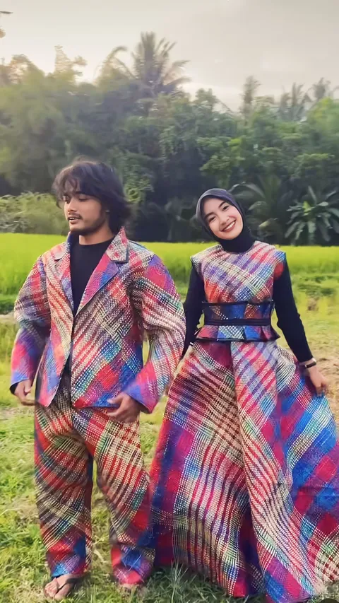 Gak Habis Fikri, Pasangan Ini Foto Prewedding Pakai Outfit Tikar Jadul, Kreatif Pol!