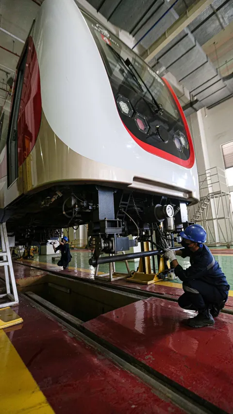 FOTO: Intip Proses Perawatan Ringan Rangkaian Kereta di Depo LRT Pegangsaan Dua