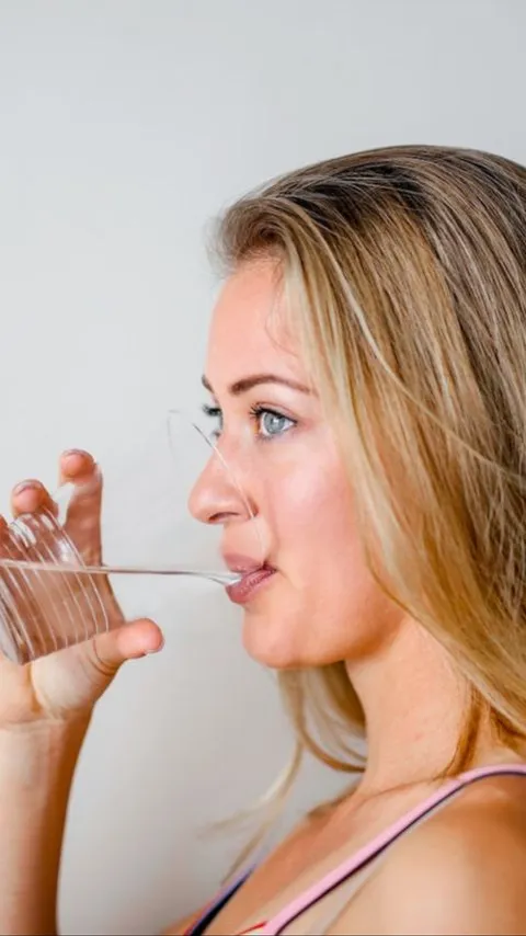 7 Kondisi yang Bisa Terjadi Akibat Terlalu Banyak Minum Air Putih