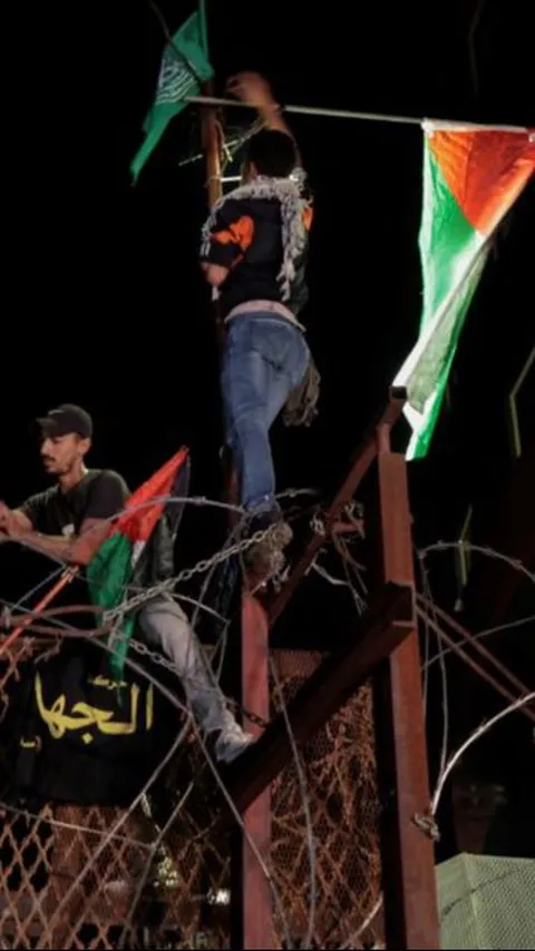Kecam Serangan Isarel di RS Gaza, Massa Kepung Kedubes AS di Lebanon, Kibarkan Bendera Palestina