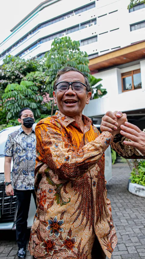 Mahfud Pakai Kemeja Putih Saat Batal Jadi Cawapres Jokowi