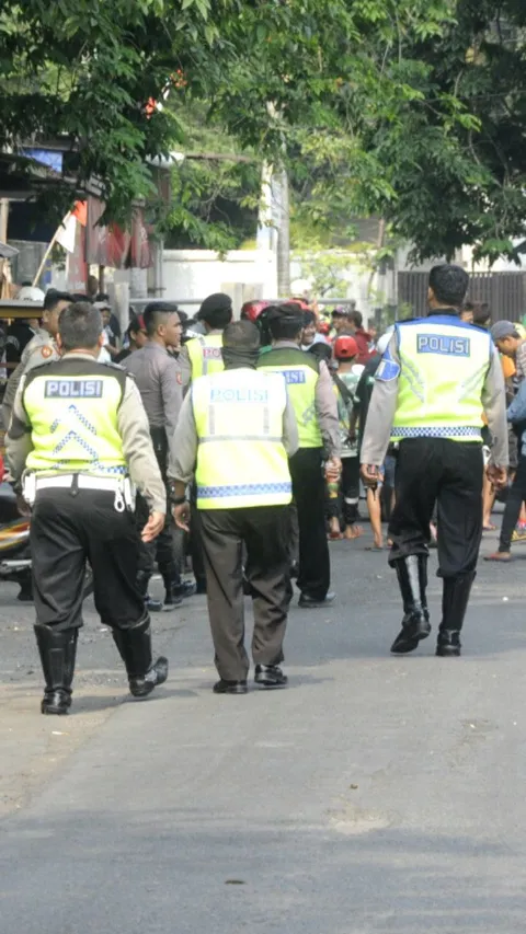 Momen Polisi Tak Hafal Teks Pancasila saat Upacara, Disoraki sampai Ditertawakan Ibu-Ibu