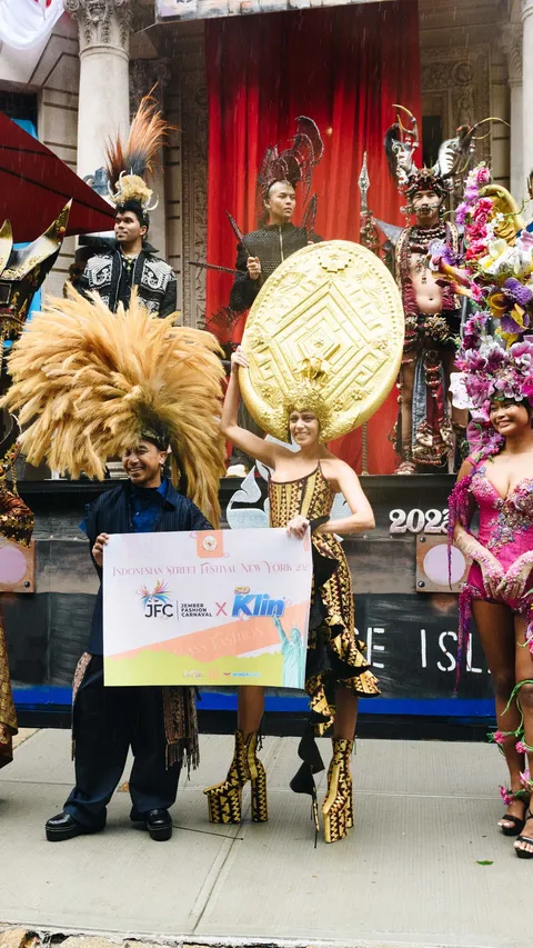 Bikin Bangga Tanah Air, Kolaborasi SoKlin x Jember Fashion Carnaval Pukau Warga New York