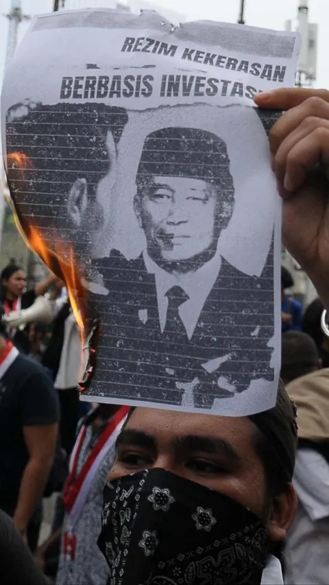 FOTO: Tolak Putusan MK Terkait Batas Usia Cawapres, Massa BEM se-Indonesia Bakar Poster Bergambar Wajah Setengah Jokowi-Soeharto