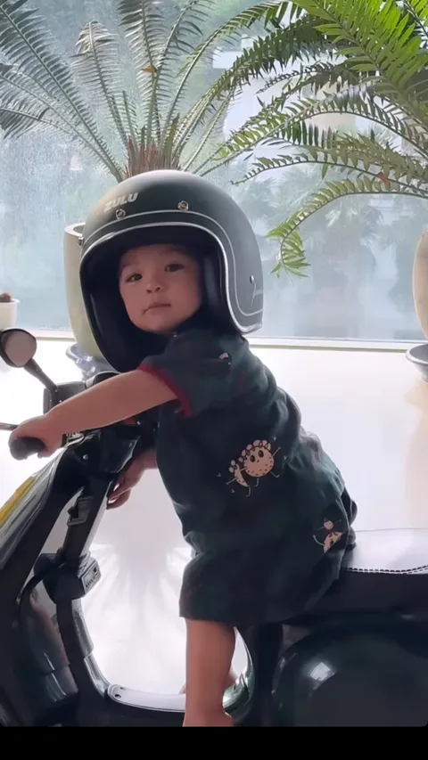 Foto-foto Lucu Baby Izz Anak Nikita Willy Naik Vespa Lengkap Pakai Helm, Netizen 
