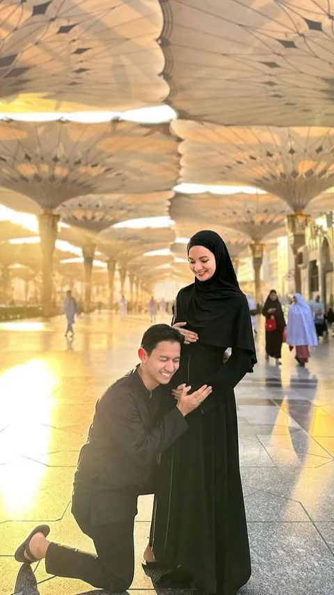 Hamil 5 Bulan, ini Potret Cantik Sabrina Anggraini Tampil dalam Balutan Busana Hijab saat Umrah ke Tanah Suci Bersama Suami