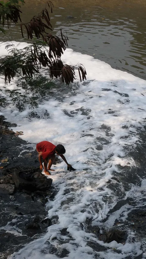 FOTO: Wajah Memprihatinkan Kanal Banjir Barat Ciliwung yang Terus Dialiri Cemaran Limbah Busa Rumah Tangga