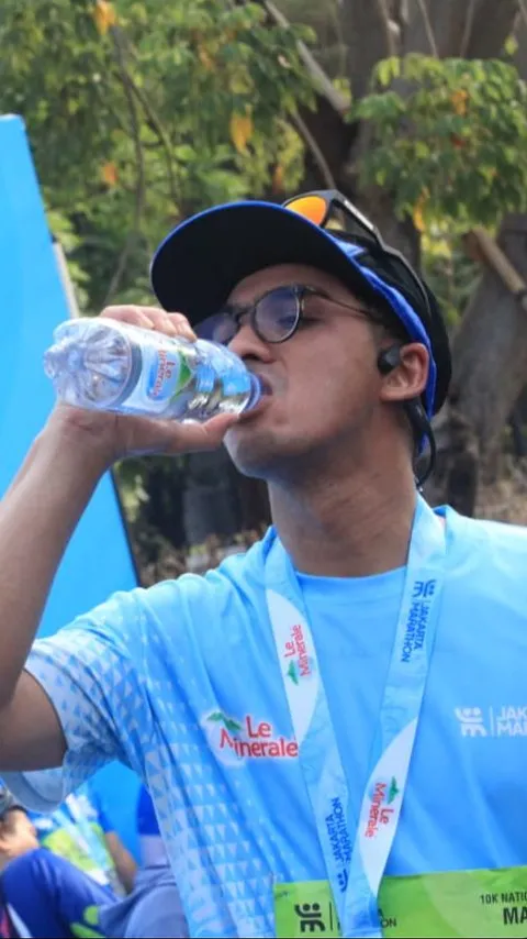 Segarnya Le Minerale Bantu Ricky Harun dan Selebriti Tanah Air Lainnya Lari ke Garis Finish Jakarta Marathon 2023