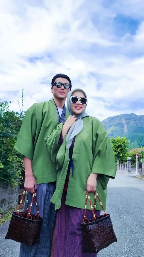 9 Potret Cantik Syahrini Tampil Kenakan Busana Tradisional Jepang, Romantis Bareng Reino Barack