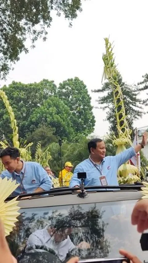 Prabowo-Gibran Tiba di KPU Naik Rantis Maung, Diiringi Lantunan Selawat