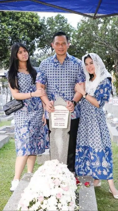 Potret AHY Ziarah ke Makam Ibu Bareng Keluarga, Kompak dengan Baju Warna Biru
