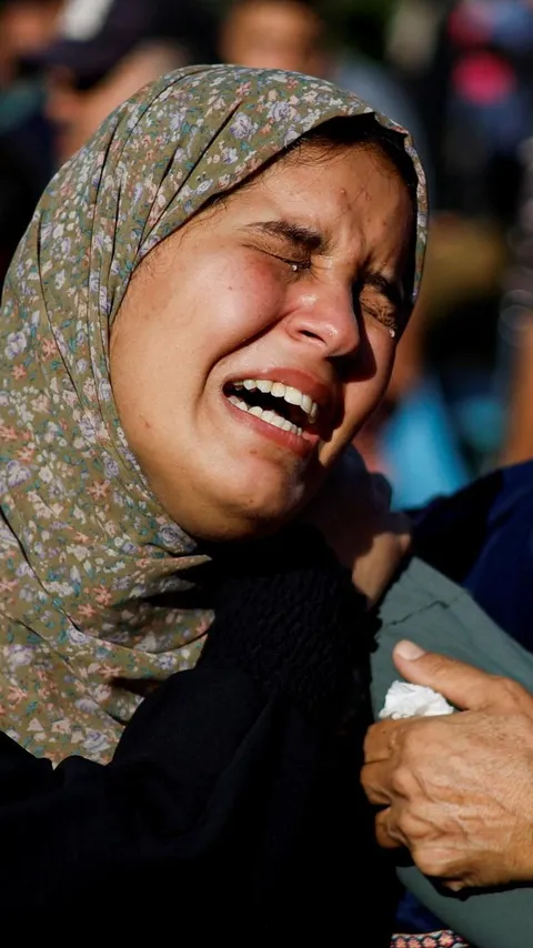 FOTO: Tangis Histeris hingga Ketakutan Anak-Anak Saat Israel Terus Menghujani Serangan Brutal di Khan Younis Gaza Selatan