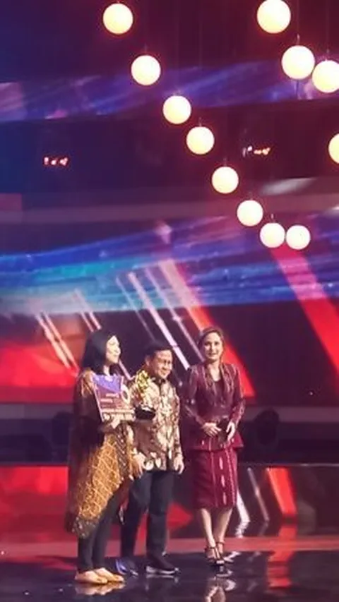 Liputan6 Awards, Cak Imin Beri Penghargaan untuk Devi Sumarno Sosok Penolong Kehamilan di Luar Nikah