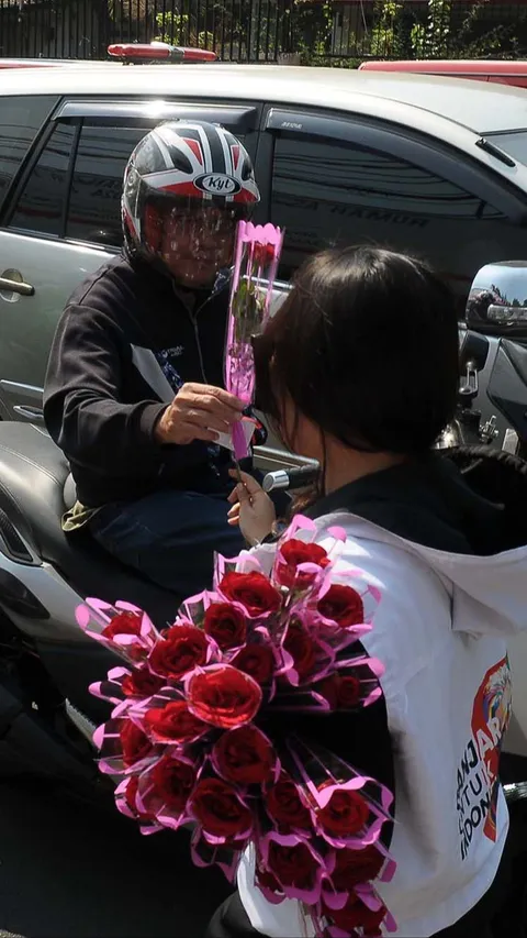 FOTO: Ganjar Pranowo Ulang Tahun ke-55, Relawan Bagikan Mawar ke Pengendara