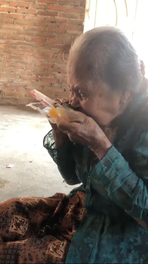 Reaksi Kocak seorang Nenek saat Makan Rumput Laut Onigiri ‘Jadi Kayak Kambing’