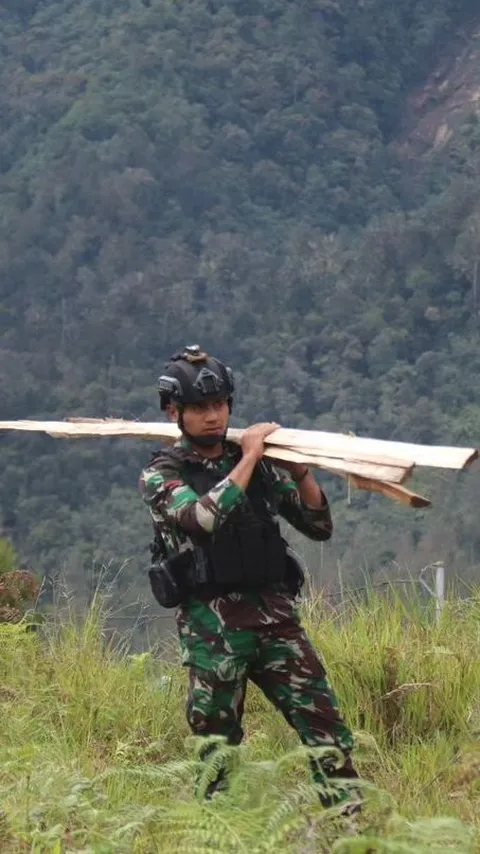 Kejutan Mayor TNI Datang Bawa Pasukan Panggul Papan Kayu Bikin Happy Warga Intan Jaya
