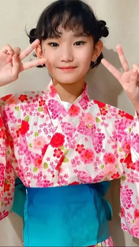Dipuji Cantik Bak Boneka Jepang, Intip Deretan Potret Bilqis Anak Ayu Ting Ting Tampil Kenakan Kimono