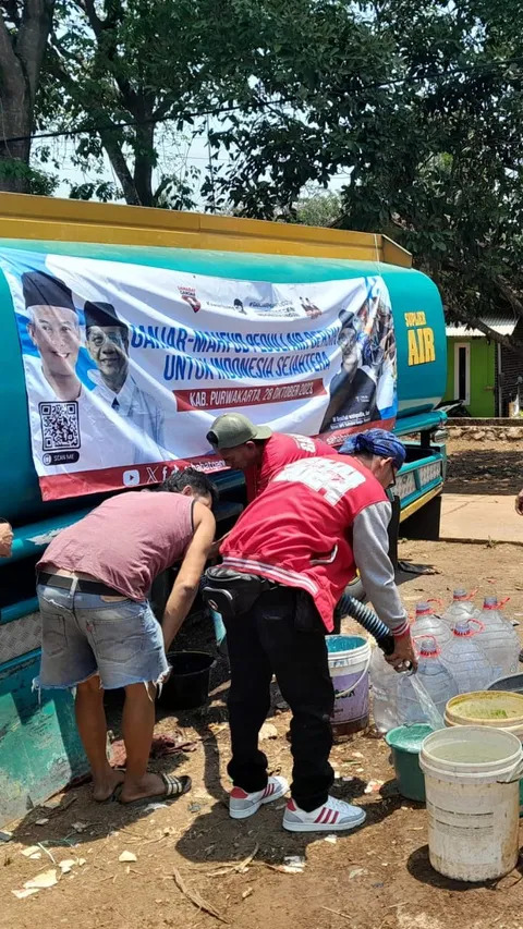 Relawan Ganjar Bagikan Ribuan Liter Air Bersih di Purwakarta