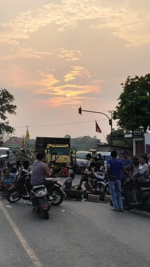 Warga Buka Jalan di Jambi Usai 19 Jam Diblokir, Desak Polisi Tangkap Pelaku Tawuran 3x24 Jam