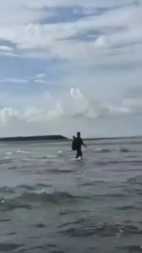 Viral Seorang Pria Terlihat Berjalan di Atas Air Laut dengan Santai
