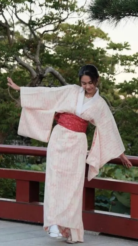 8 Potret Azizah Salsha yang Secantik Warga Lokal Jepang Saat Pakai Kimono, Komentar Suaminya Bikin Netizen Baper Gak Ketolong