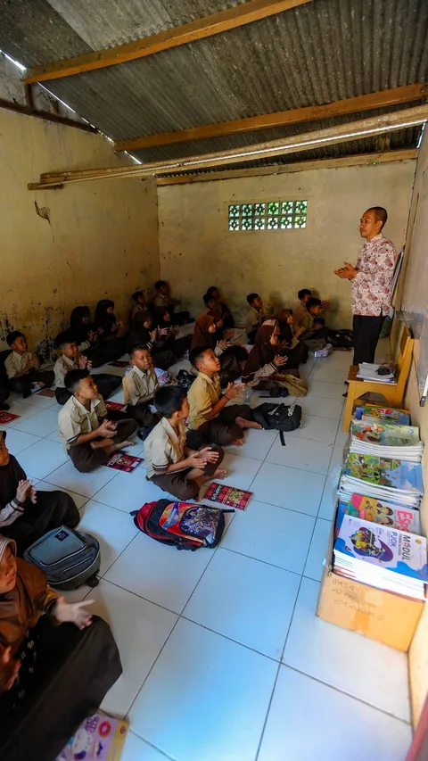 FOTO: Potret Miris Murid SDN Cidokom 02 di Rumpin Bogor Belajar di Ruangan Musola yang Sempit