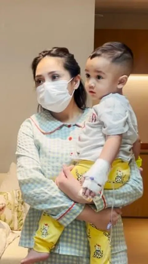 Penampilan Nagita Slavina Saat Merawat Rayyanza di Rumah Sakit Curi Perhatian