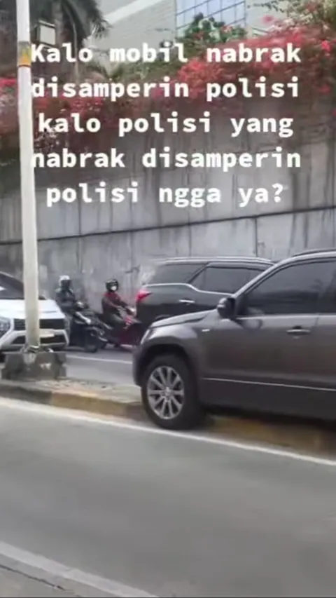 Viral Mobil Berpelat Polri Tabrak Tiang Lampu & Tersangkut di Pembatasan Jalan Pondok Indah, Ini Kata Polisi