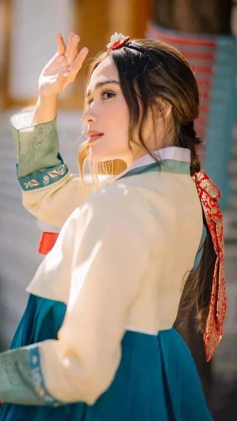Pakai Hanbok, 7 Foto Cantik Yasmine Wildblood Saat Liburan di Korea Bak Princess