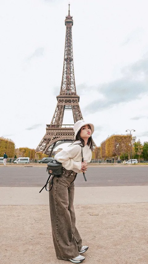 10 Gaya Kece Fuji Jalan-Jalan di Paris Bareng Dokter Ganteng, Netizen 