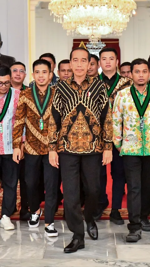 VIDEO: Jokowi Beri Tanda Kehormatan Bintang Jasa ke Presiden FIFA di Istana