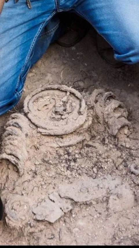 Kerangka Biksu Berumur 1.500 Tahun Ditemukan Terkubur di Gereja, Jasadnya Dirantai Cincin Besi Seberat Puluhan Kilogram