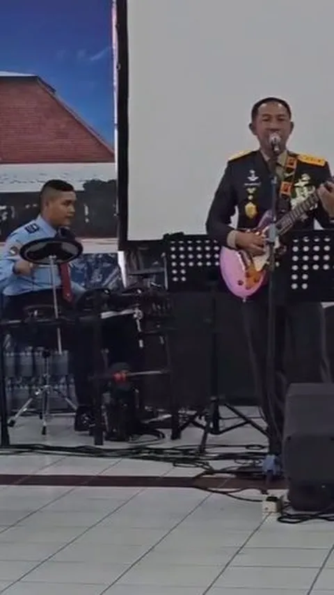 Keren! Kasad TNI Agus Main Gitar Sambil Nyanyi, Sang Anak Gebuk Drum