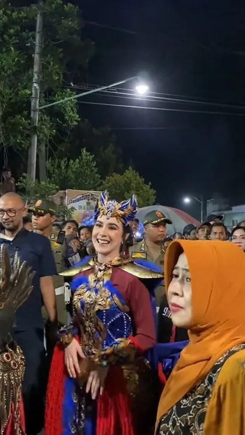 8 Foto Cantik Arumi Bachsin Saat Ikut Karnaval di Malang dan Sapa Warga Dengan Ramah