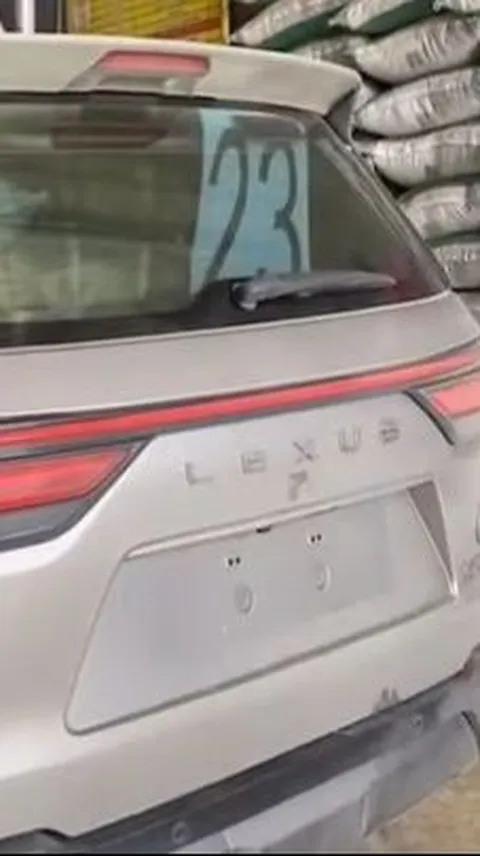 Penampakan Sampah Mobil Mewah di Arab Saudi, Lexus Miliaran Buat Manggul Rongsokan