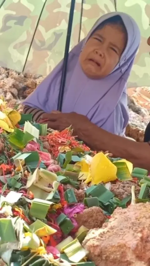 Sedih Banget! Gadis Kecil Ini Tak Mau Tinggalkan Makam Ayahnya yang Baru Dikuburkan
